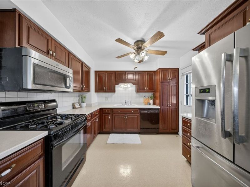 466 Colgate Avenue, Elyria, OH 44035 Photo 9