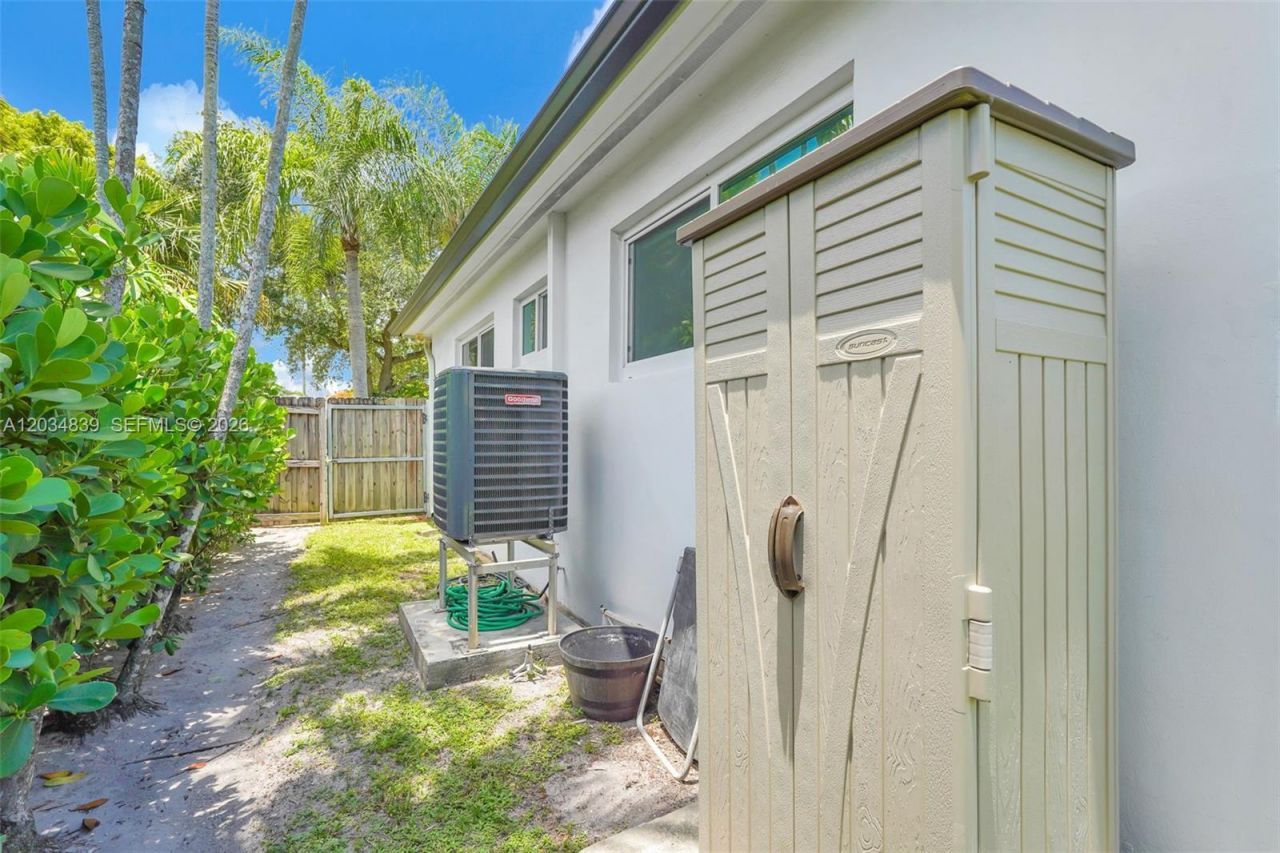 240 Nahkoda Dr, Miami Springs, FL 33166 Photo