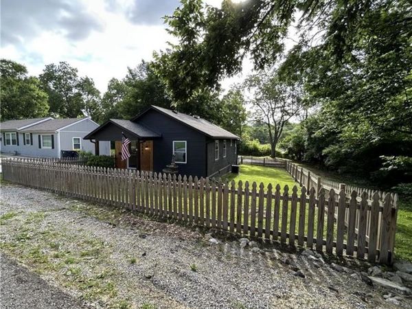 9051 Grand Avenue, Kansas City, MO 64114