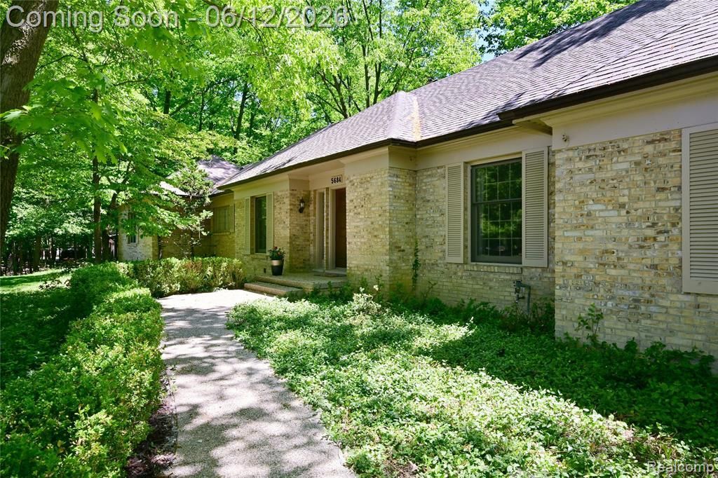 5684 Sussex Court, Troy, MI 48098 Main Photo