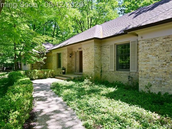 5684 Sussex Court, Troy, MI 48098