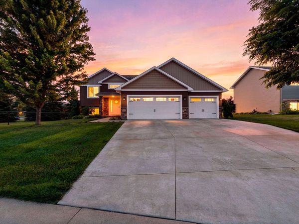 10 8th Avenue SE, Isanti, MN 55040