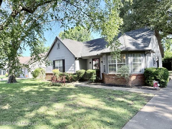 708 Woodsmoke Drive, Southaven, MS 38671
