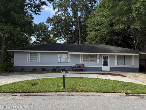 121 Linda Circle, Ocean Springs, MS 39564