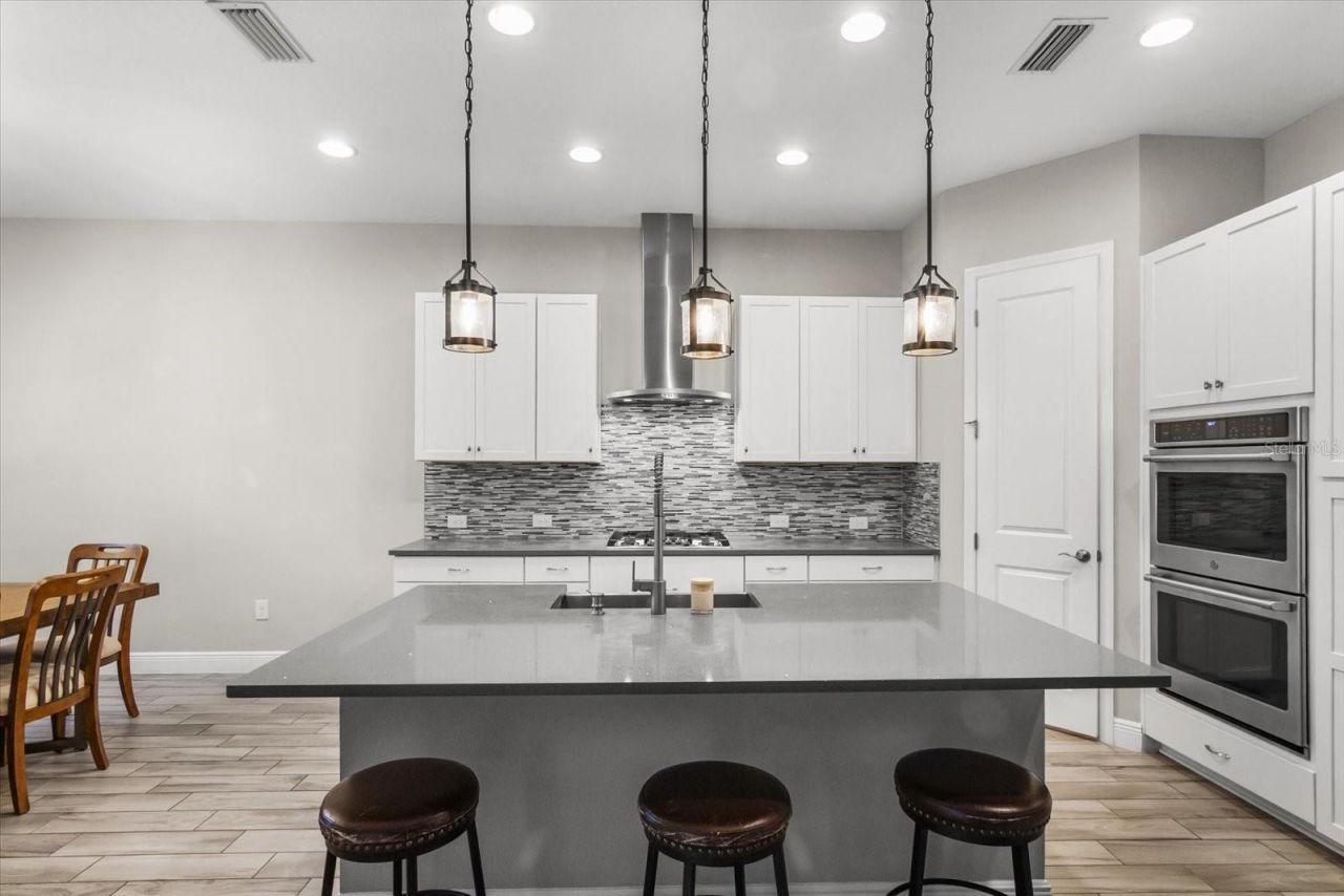 6325 Rivo Lakes Boulevard, Sarasota, FL 34241 Photo