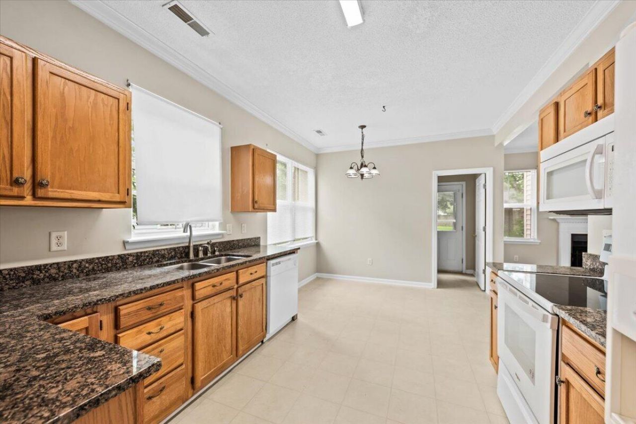 109 Saint Phillips Row Photo 8
