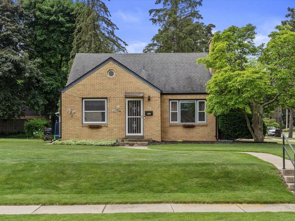 637 Oak St, South Milwaukee, WI 53172