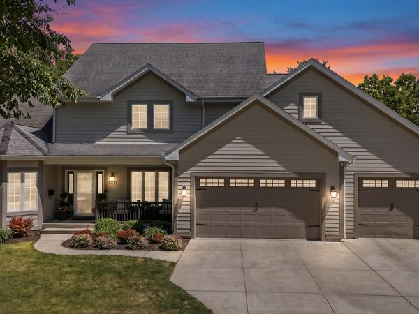 8415 Ravenswood Cir, Wauwatosa, WI 53226