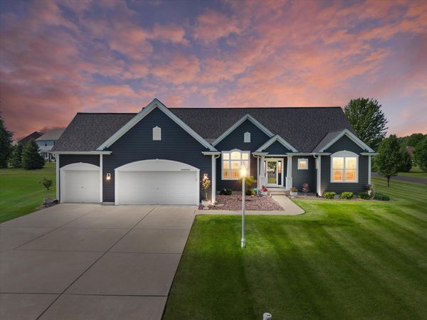 W349N5830 Sunflower Ct, Lac La Belle, WI 53066