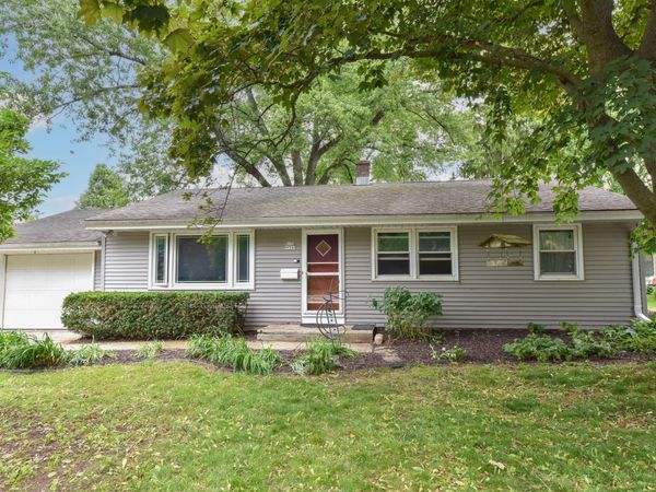 W170N9340 Woodlawn Dr, Menomonee Falls, WI 53051