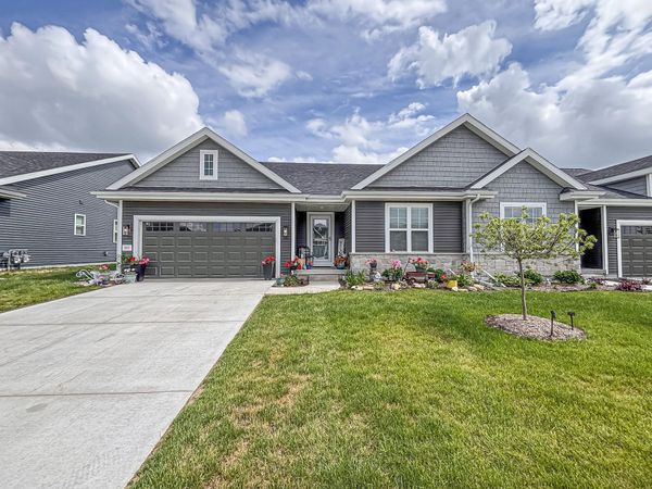 957 Elderberry Rd, Oconomowoc, WI 53066