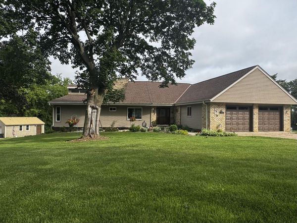 210 Prairie View Dr, North Prairie, WI 53153