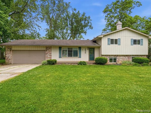 2439 N Long Lake Road , Fenton Twp, MI 48430