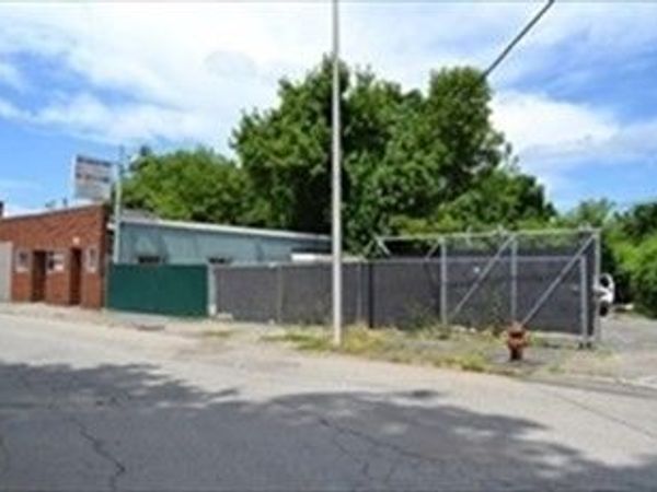 489 Middlesex St, Lowell, MA 01851