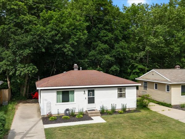 1944 Oakcliff Drive NE, Grand Rapids, MI 49525