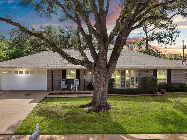 1615 Cresthaven Drive, Pantego, TX 76013
