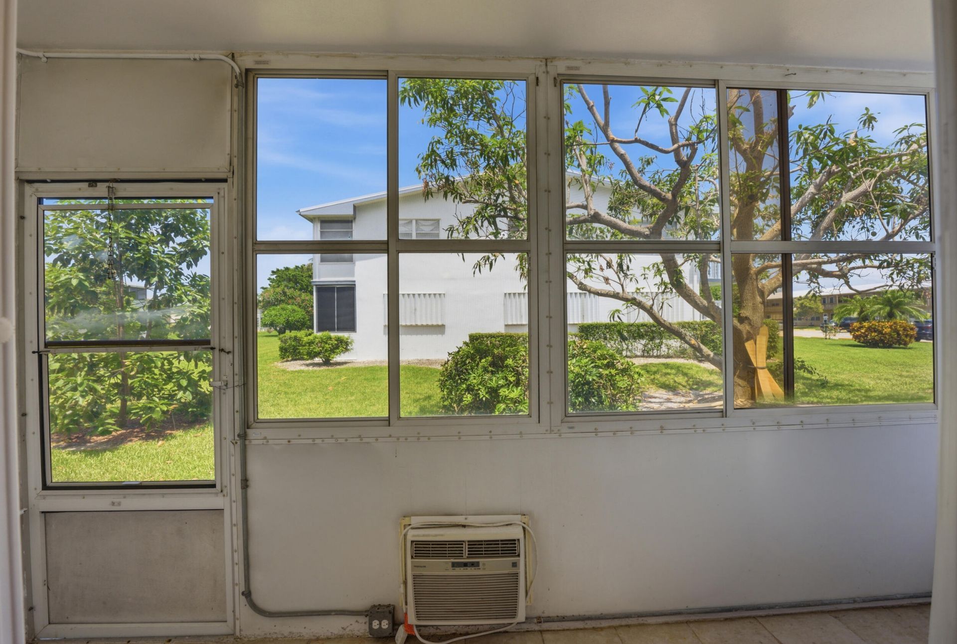 98 E Cambridge E, West Palm Beach, FL 33417 Photo