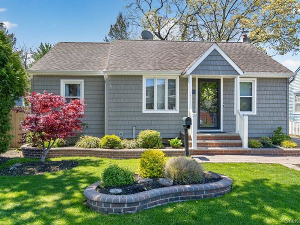 105 N Hamilton Avenue , Lindenhurst, NY 11757