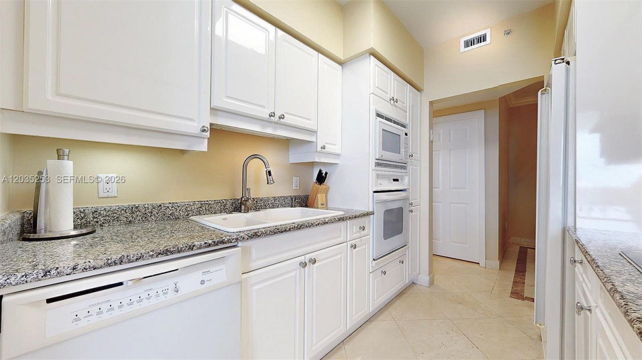 4779 Collins Ave , Unit 2708, Miami Beach, FL 33140 Photo