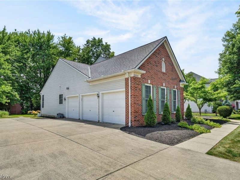 33999 Hickory Court, Avon, OH 44011 Photo 2