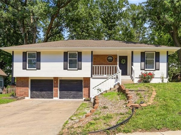 2424 NW Leann Drive, Blue Springs, MO 64014