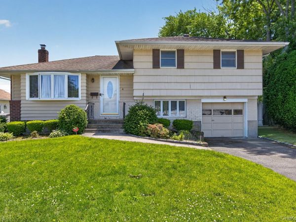 4 Gates Avenue , Plainview, NY 11803