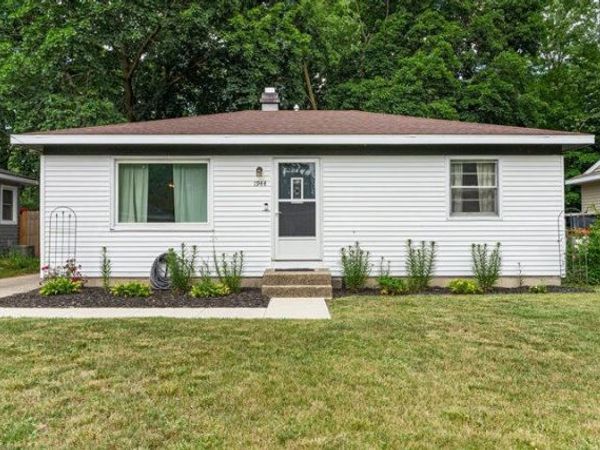 1944 Oakcliff Drive NE, Grand Rapids, MI 49525
