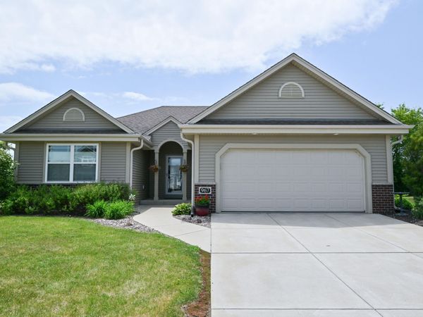 967 Log Cabin Ln, Belgium, WI 53004