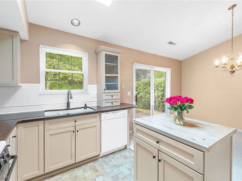 421 Pebblebrook Drive, Willoughby Hills, OH 44094 Photo 11