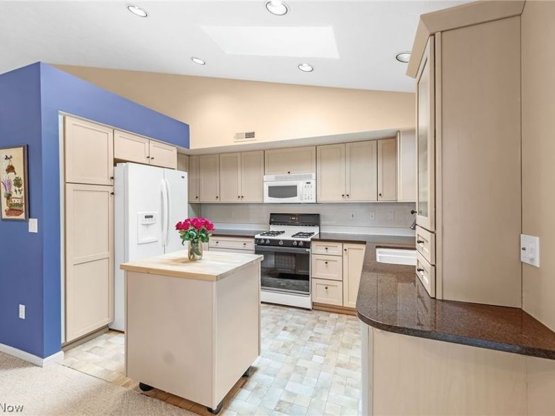 421 Pebblebrook Drive, Willoughby Hills, OH 44094 Photo 9
