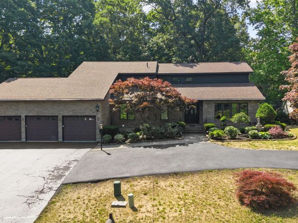 34 Oaktree Lane, Niskayuna, NY 12309