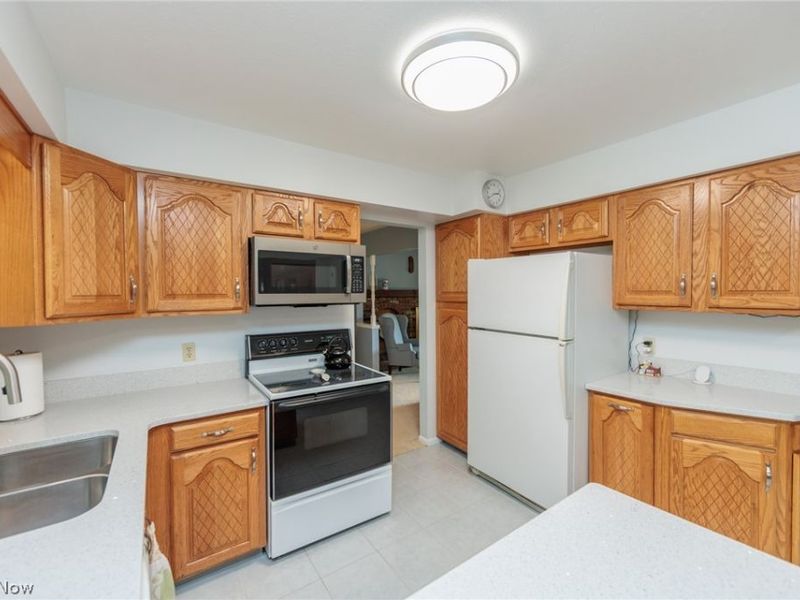 457 Edgewood Circle, Berea, OH 44017 Photo 6