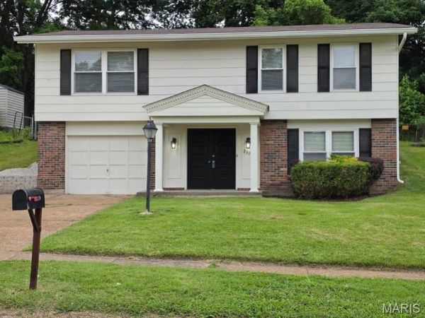 2379 Wesglen Estates Drive, Maryland Heights, MO 63043