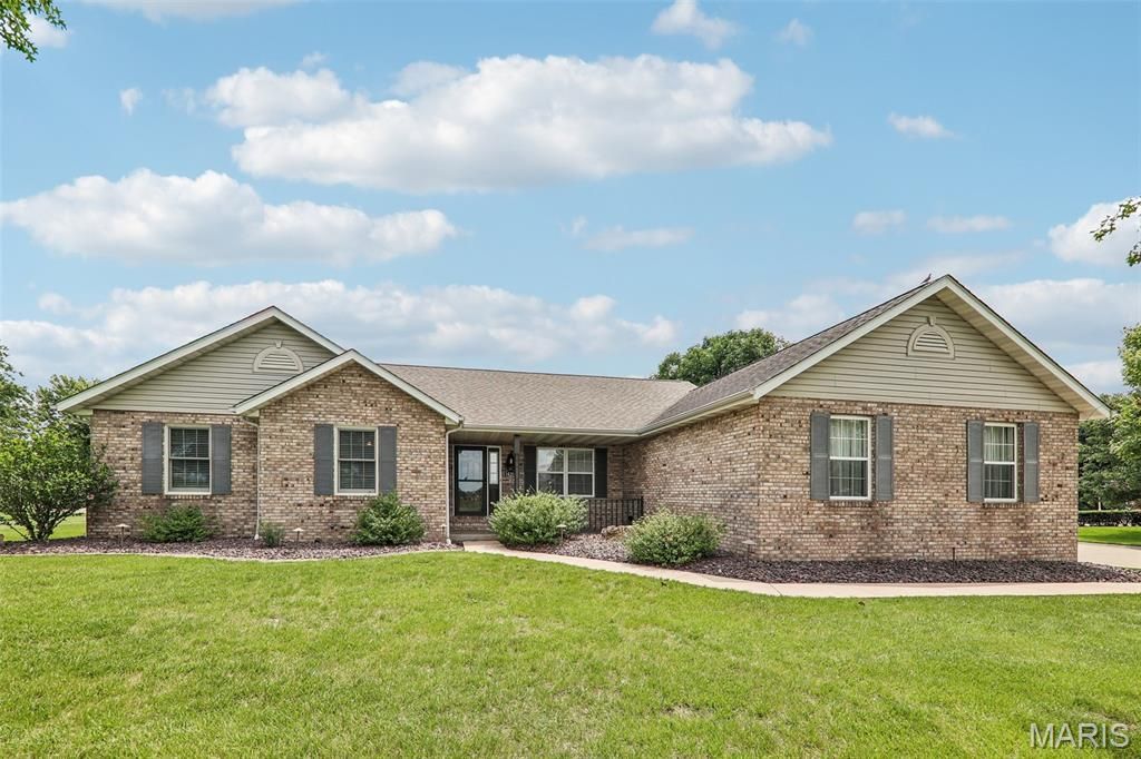 14200 Saint James Lane , Breese, IL 62230 Main Photo