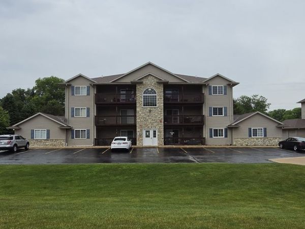 109 E Price Street , Unit 301, Eldridge, IA 52748