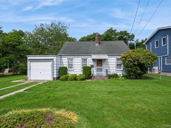 10 Laurel Road, Ronkonkoma, NY 11779