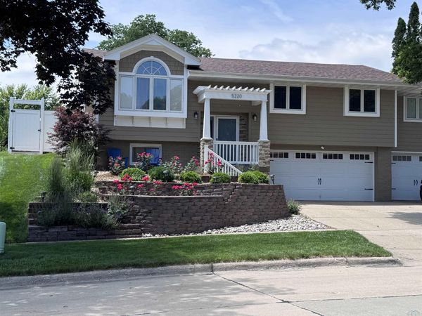 5220 Wellington Ct, Sioux City, IA 51106