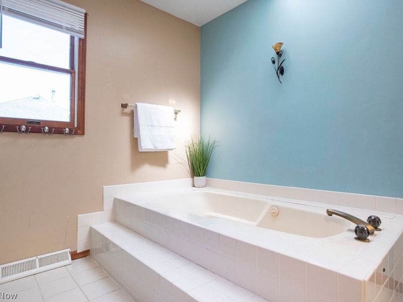 18100 Rustic Hollow , Strongsville, OH 44136 Photo 29