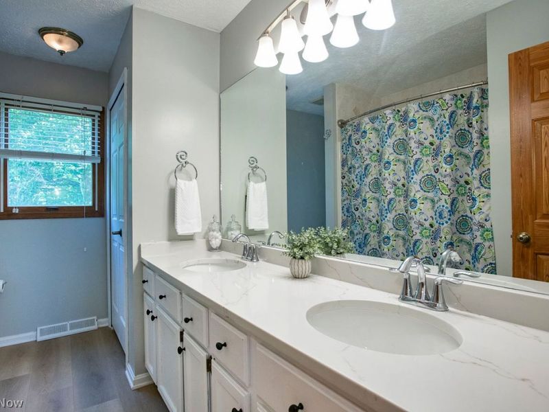 18100 Rustic Hollow , Strongsville, OH 44136 Photo 38