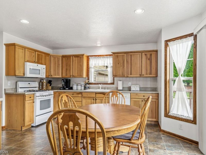 5870 Sky Ridge Avenue NE, Louisville, OH 44641 Photo 12