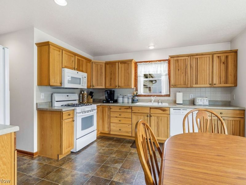 5870 Sky Ridge Avenue NE, Louisville, OH 44641 Photo 7