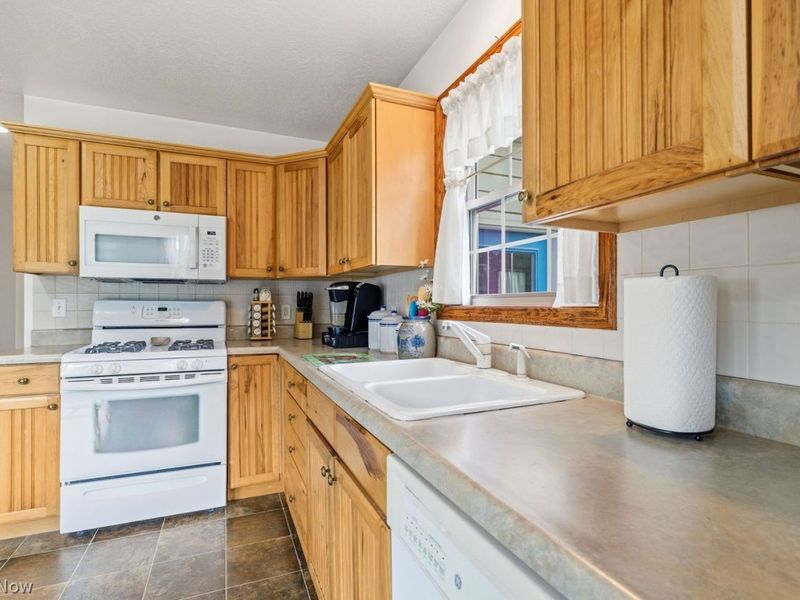 5870 Sky Ridge Avenue NE, Louisville, OH 44641 Photo 9