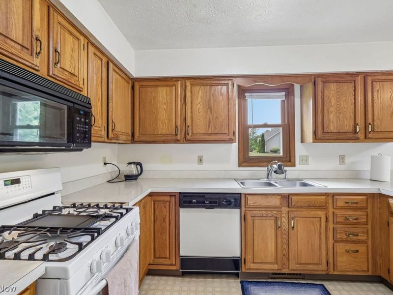15779 Grosse Pointe Oval , Strongsville, OH 44136 Photo 12