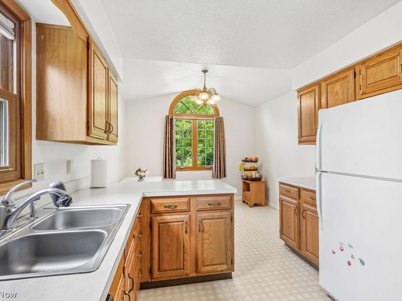 15779 Grosse Pointe Oval , Strongsville, OH 44136 Photo 13