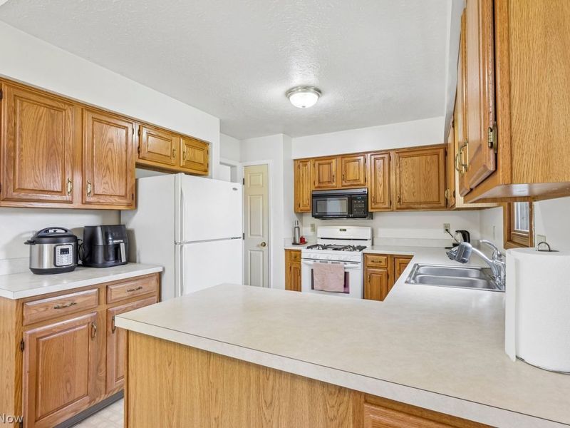 15779 Grosse Pointe Oval , Strongsville, OH 44136 Photo 16