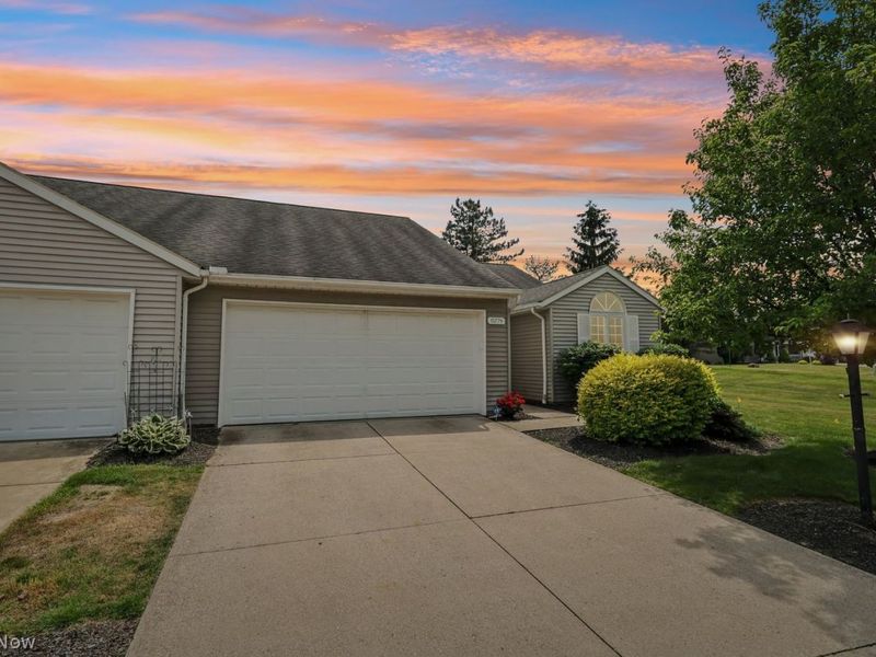 15779 Grosse Pointe Oval , Strongsville, OH 44136 Photo 2