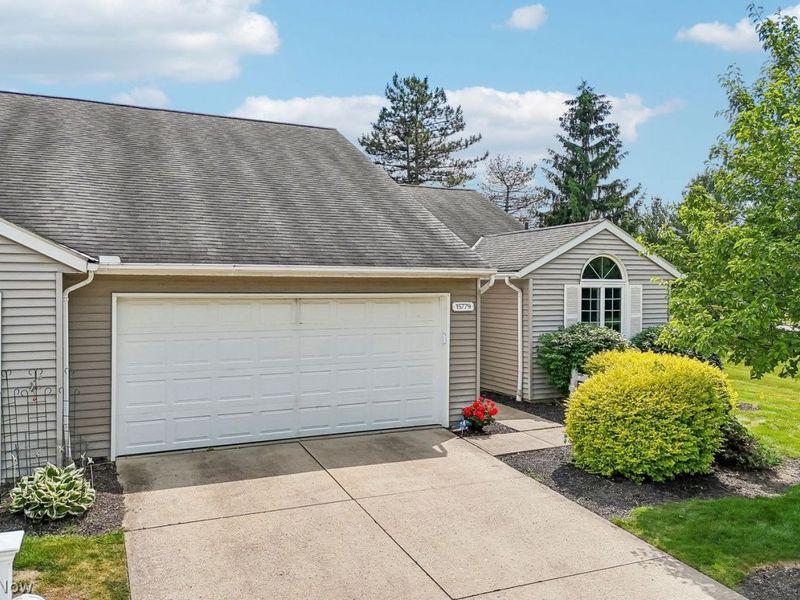 15779 Grosse Pointe Oval , Strongsville, OH 44136 Photo 4