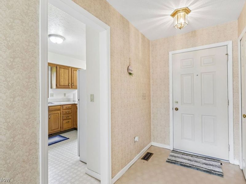 15779 Grosse Pointe Oval , Strongsville, OH 44136 Photo 6