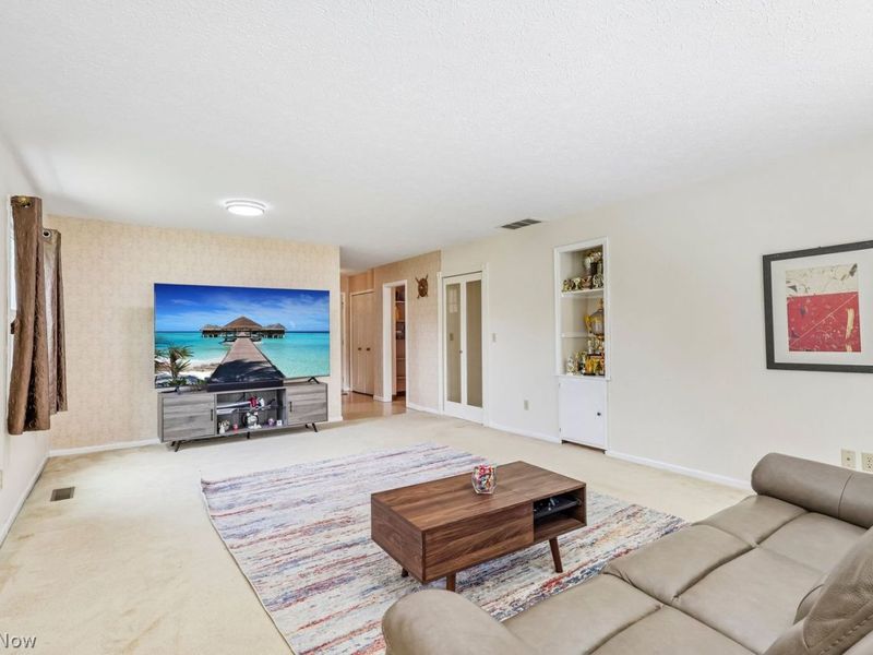 15779 Grosse Pointe Oval , Strongsville, OH 44136 Photo 8