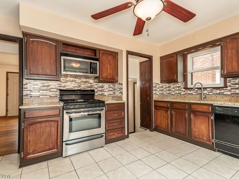 17721 Dillewood Road, Cleveland, OH 44119 Photo 10
